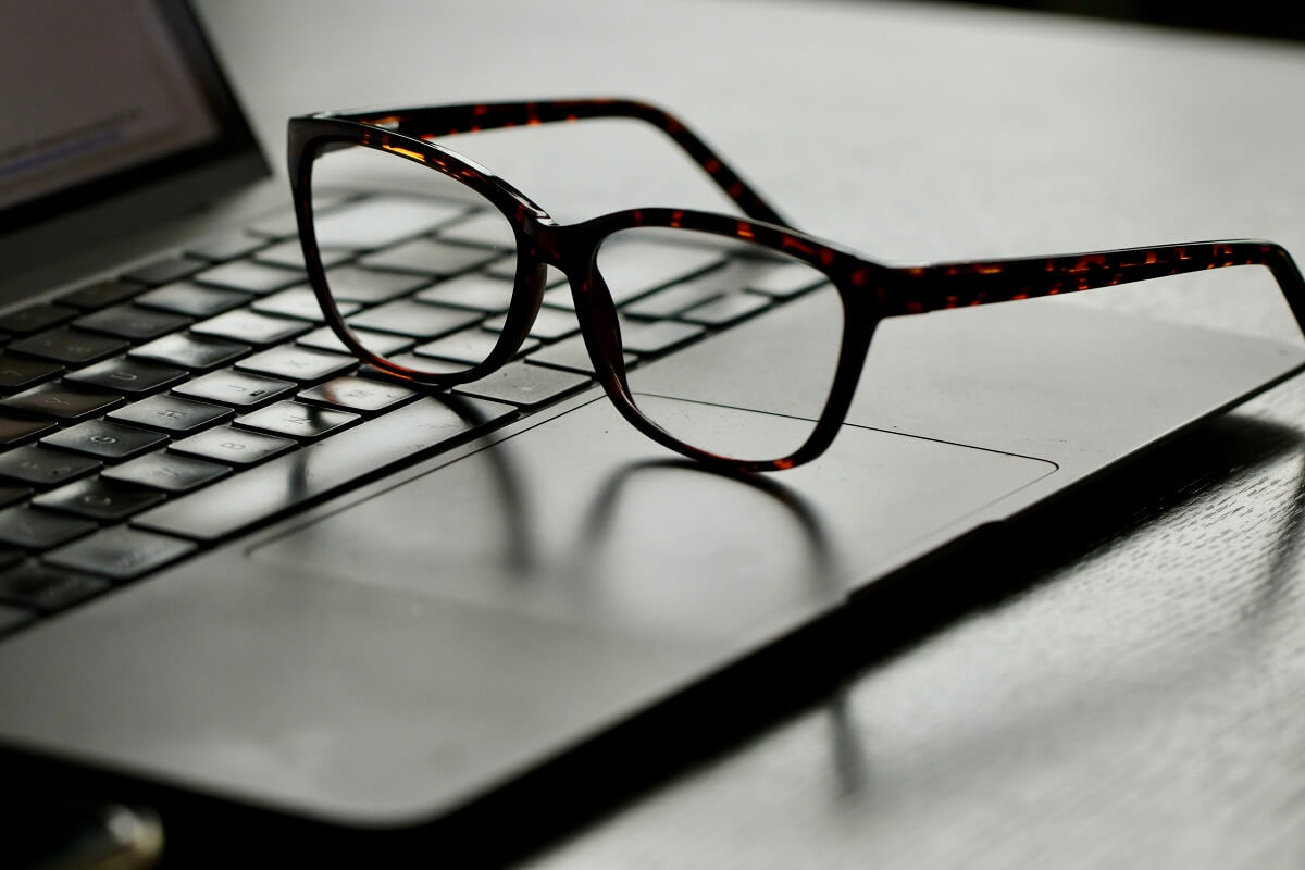 Para okularów z grubszymi szkłami, idealna do pracy przy komputerze