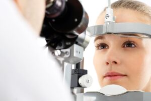 Pacjent podczas badania wzroku u optometrysty