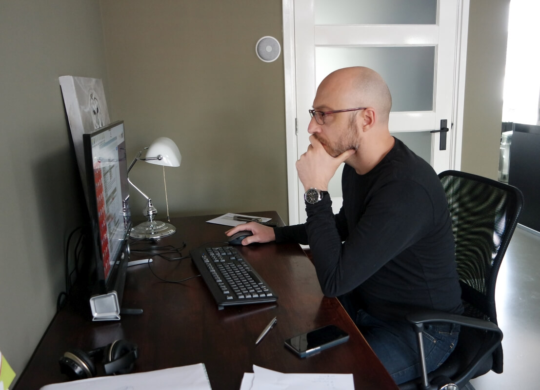 mężczyzna w okularach przed komputerem 