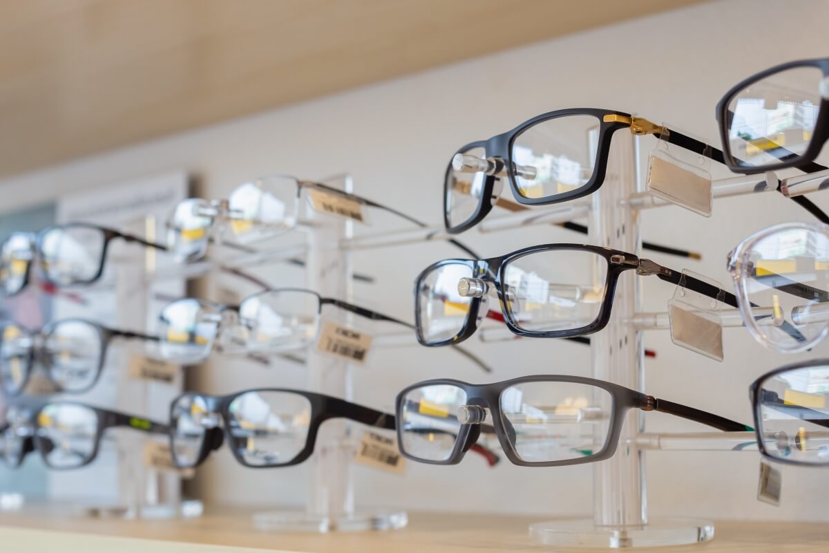 klika par okularów korekcyjnych wystawionych na ekzpozycji